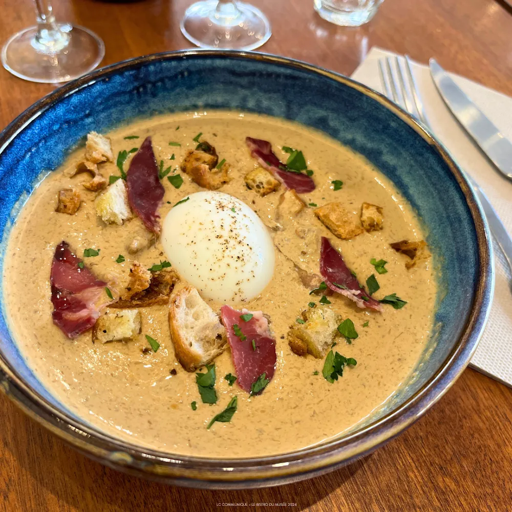 Œuf Mollet Crème de Cèpes Chips de Lard Fumé Et Croûtons